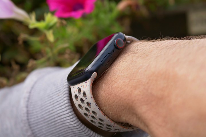 Uma pessoa usando o Apple Watch Series 9 mostrando a lateral do relógio.