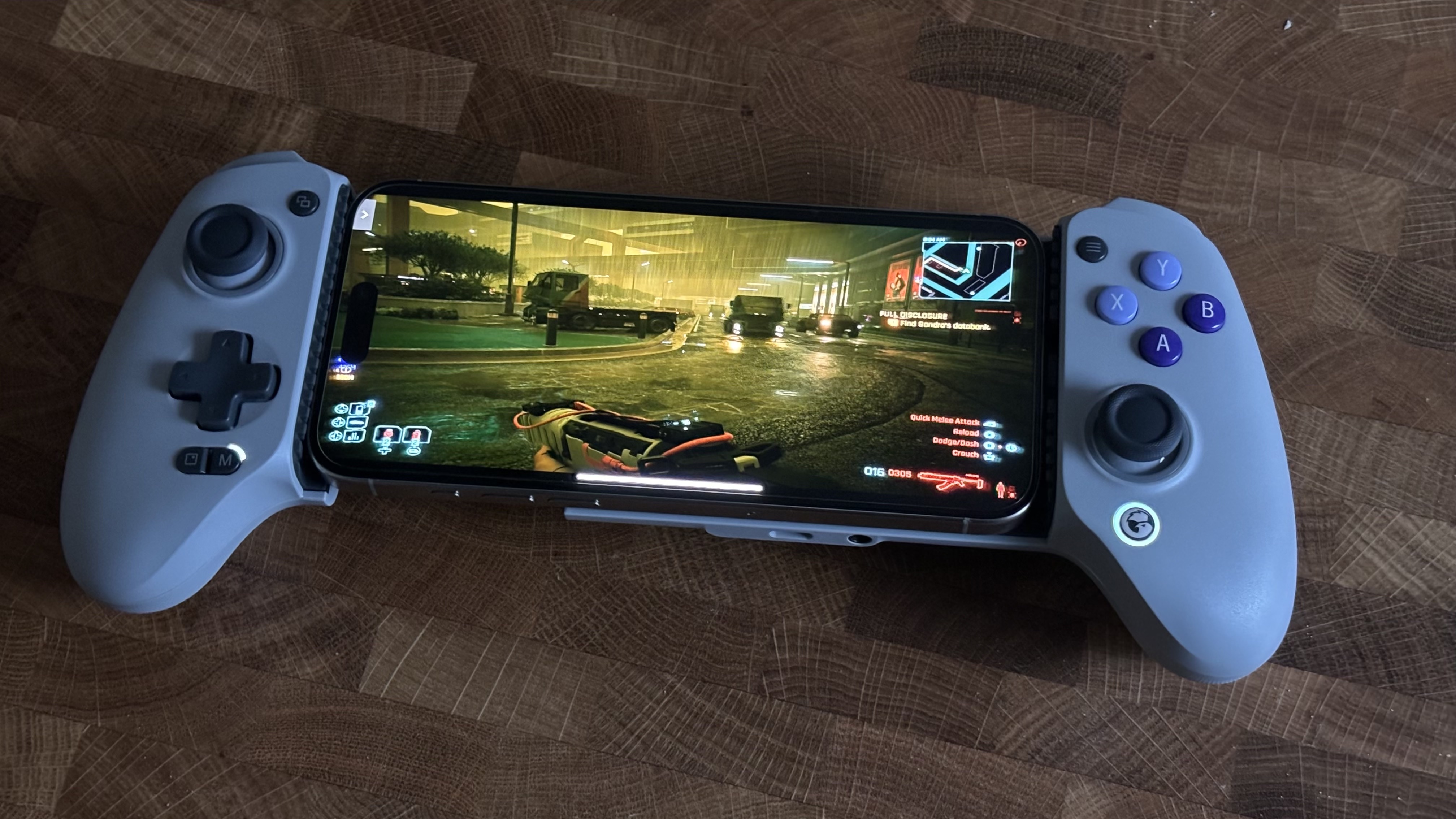 Cyberpunk 2077 no GeForce Now iPhone 15 Pro