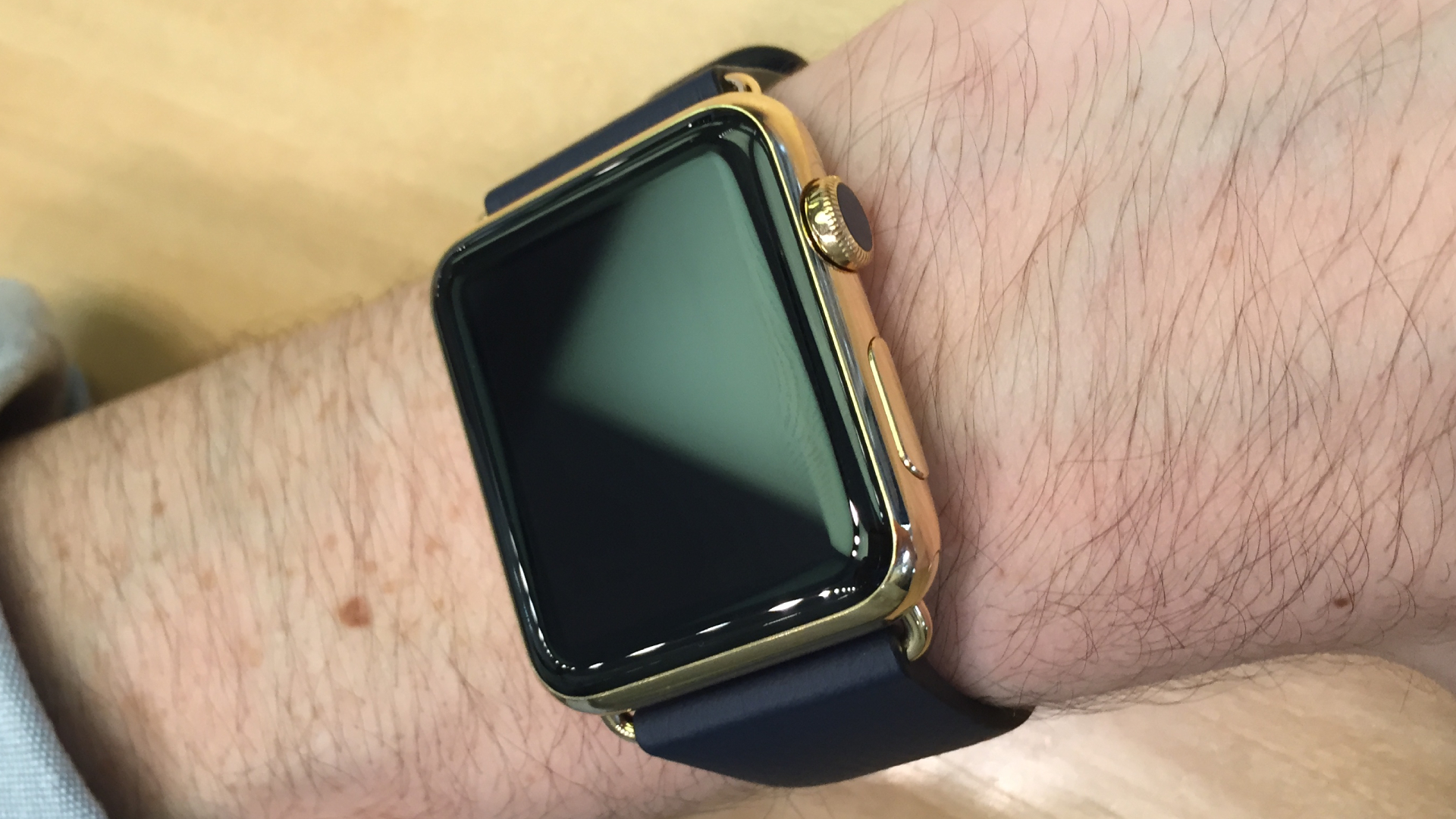 Usando o Apple Watch Edition em ouro em 2014