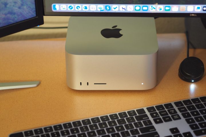Vista de cima para baixo do Apple Mac Studio mostrando o PC e o teclado.