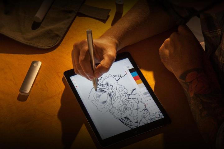 Desenhando na tela de um tablet com a caneta Adobe Ink & Slide.