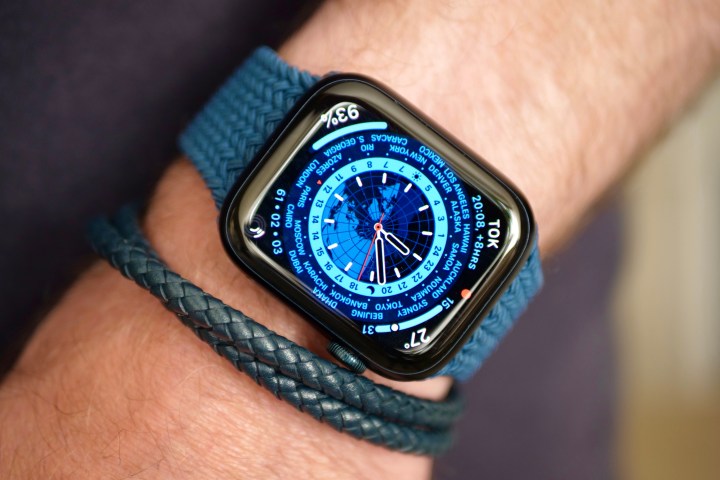 Uma pessoa usando o Apple Watch Series 8.