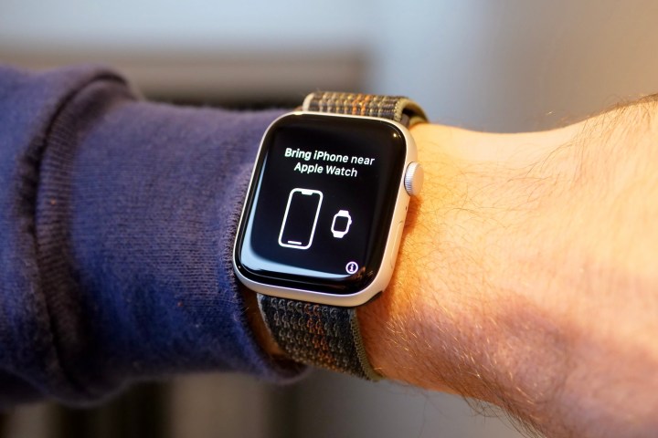 O Apple Watch SE 2 pronto para emparelhar com um telefone.