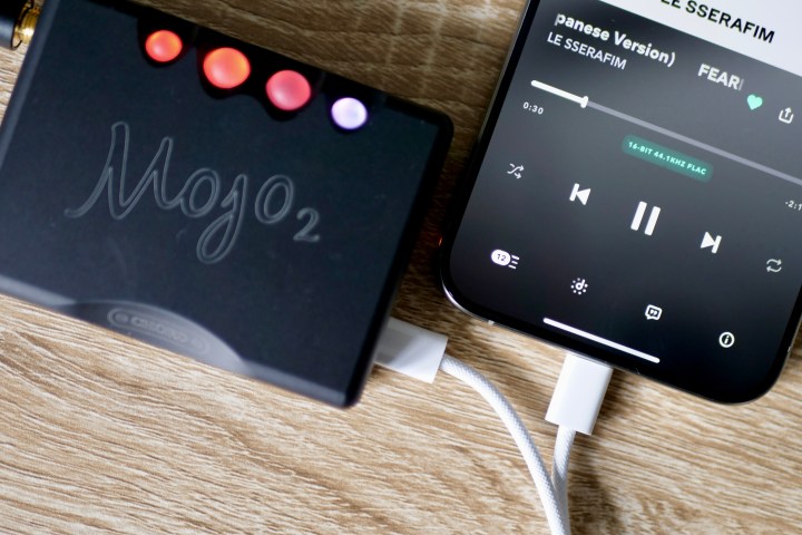 O iPhone 15 Pro Max conectado ao Chord Mojo 2 usando USB C.