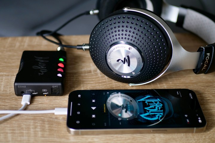 O iPhone 15 Pro Max conectado ao Chord Mojo 2 e aos fones de ouvido Focal Elegia.