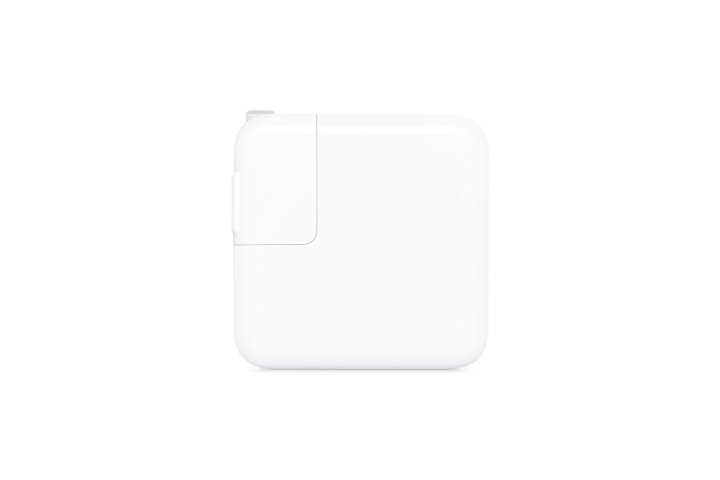 O adaptador de alimentação USB-C de 30 W da Apple aparece em um fundo branco.