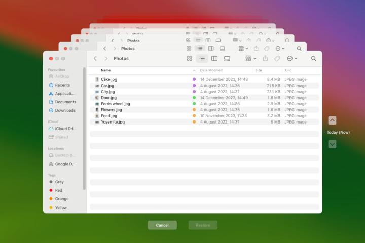 Time Machine no macOS Sonoma, com o histórico da pasta de um usuário mostrado no Finder.