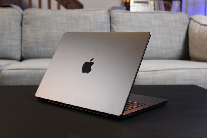 O MacBook Pro de 14 polegadas com chip M3 Max visto de trás.