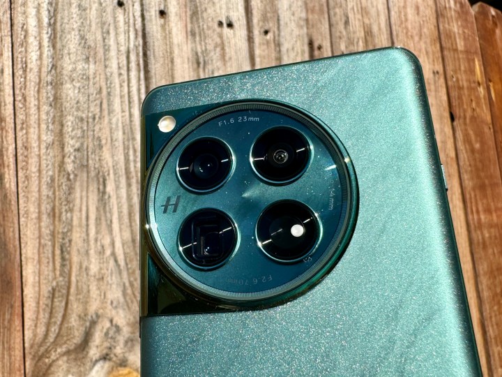 OnePlus 12 no módulo de câmera Flowy Emerald mostrando brilho sutil.