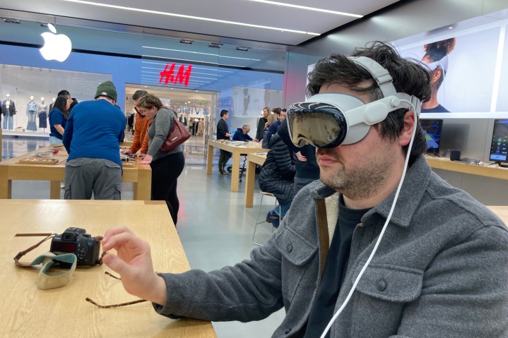Alguém usando o Vision Pro em uma demonstração em uma Apple Store.