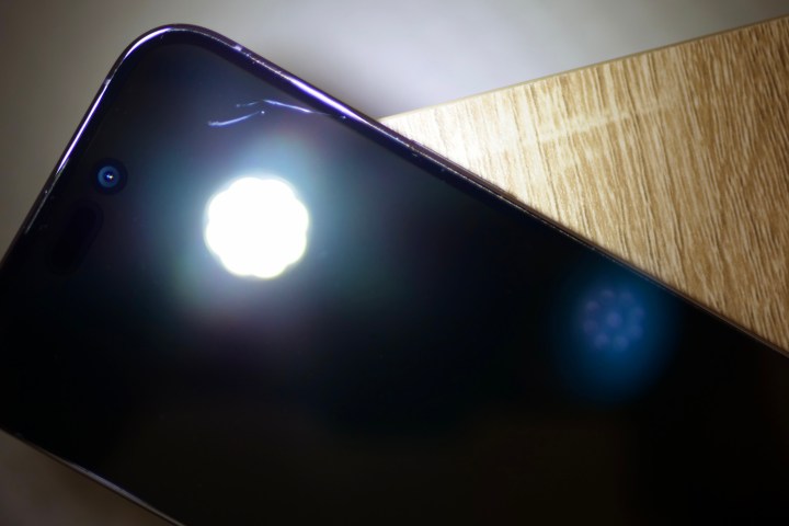 Ceramic Shield no iPhone 14 Pro, com luz para mostrar arranhões.