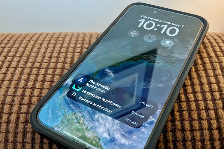 Um iPhone 15 Pro com protetor de tela e capa.