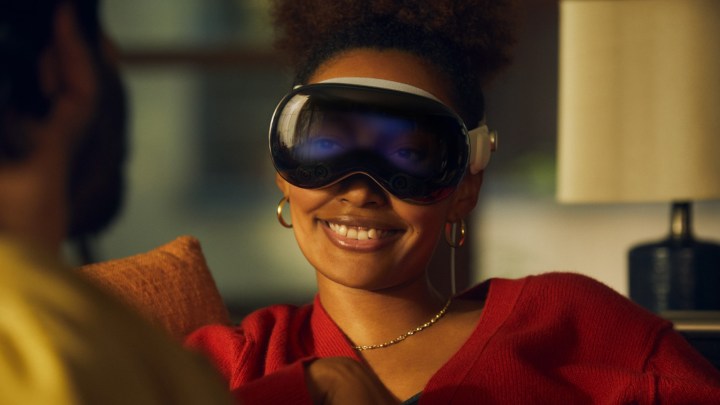 Uma mulher usando o headset Apple Vision Pro.