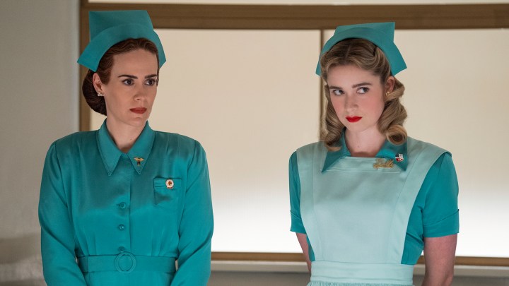 Duas mulheres com uniforme de enfermeira em cena de Ratched na Netflix