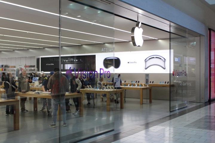 Apple Vision Pro sendo comercializado em uma Apple Store.