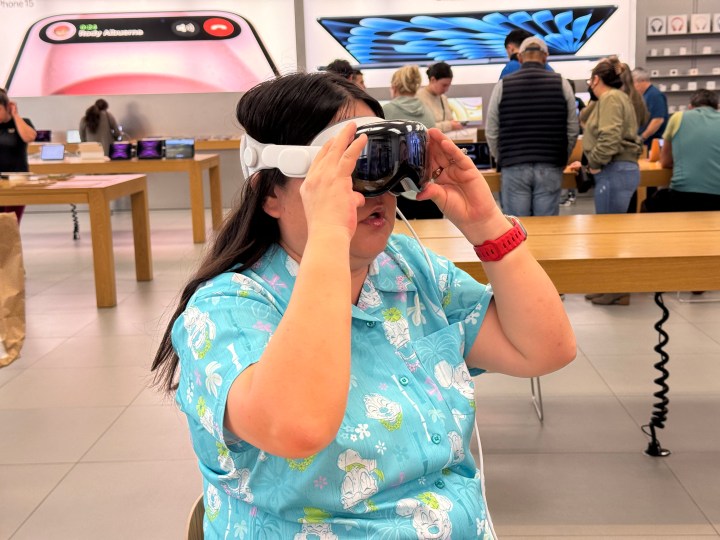 Christine colocando a unidade de demonstração do Apple Vision Pro.