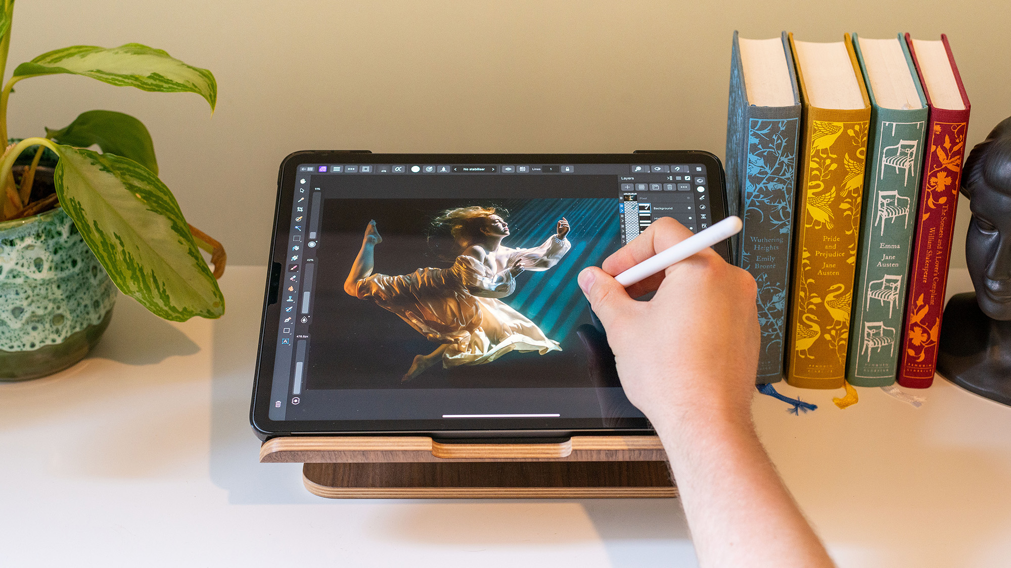 Usando um Apple Pencil 2 para editar uma foto em um iPad Pro