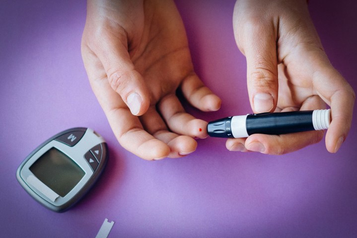 Medir o nível de glicose no sangue com um dispositivo médico.