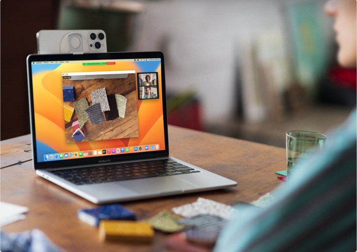 Imagem do Apple Continuity mostrando o uso do iPhone como webcam do MacBook.