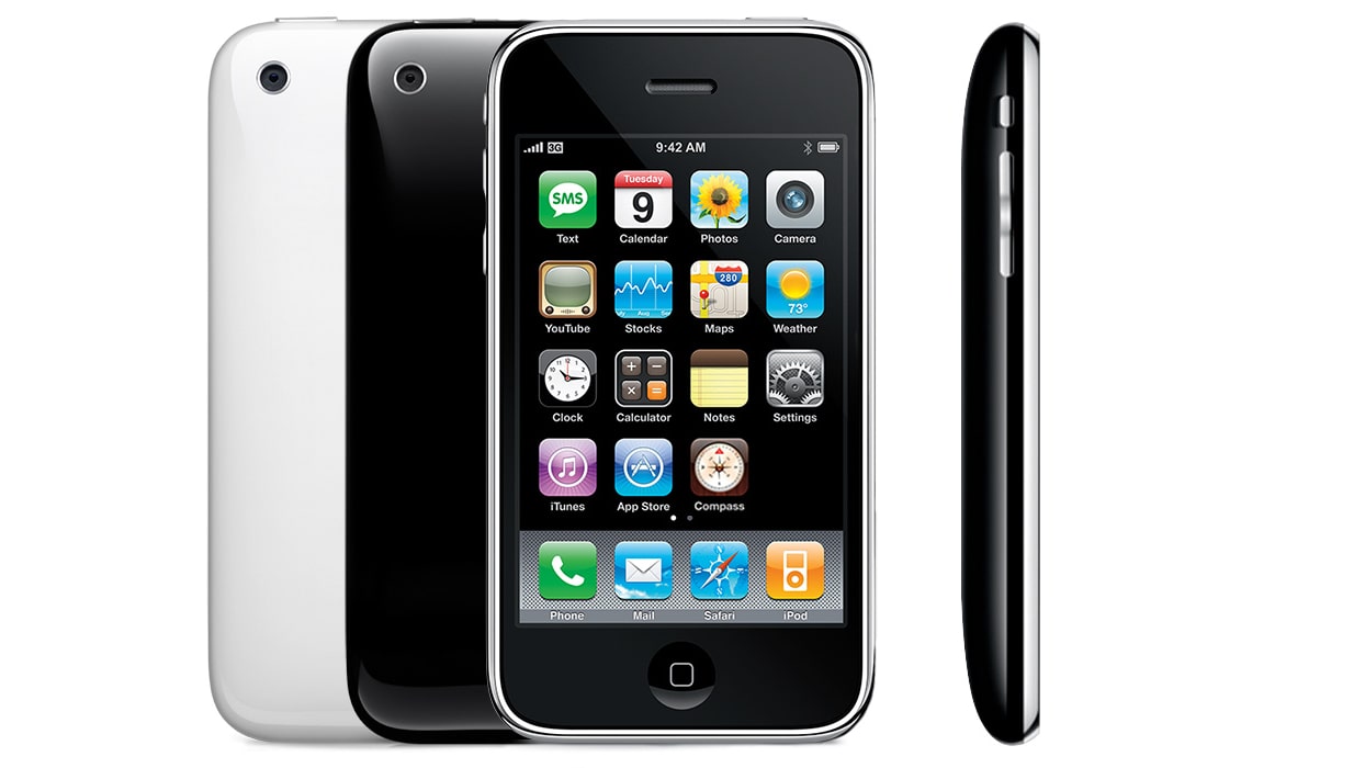 Quatro telefones iPhone 3GS próximos um do outro contra um fundo branco.
