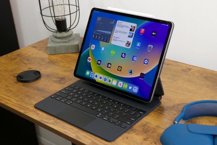 O iPad Pro (2022) instalado no Magic Keyboard.