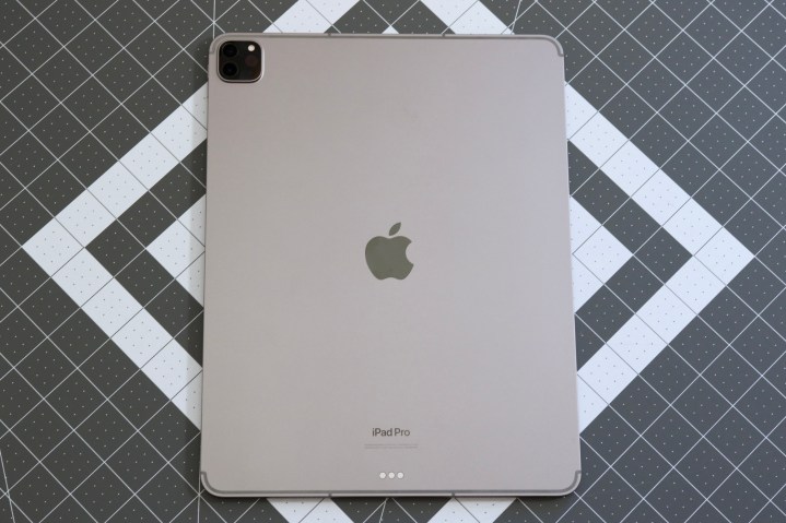 Parte traseira do iPad Pro (2022) em Space Grey.