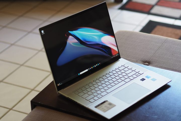 Foto de um laptop HP Envy 16.