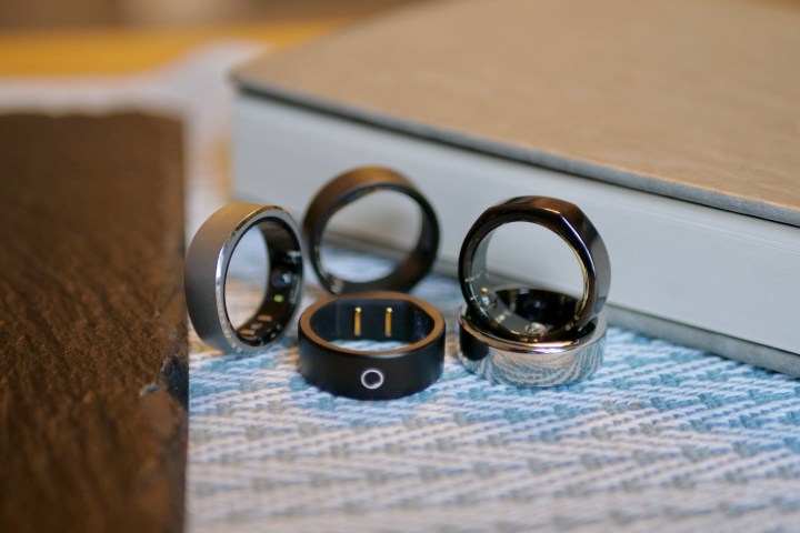 Vários anéis inteligentes juntos em uma mesa.