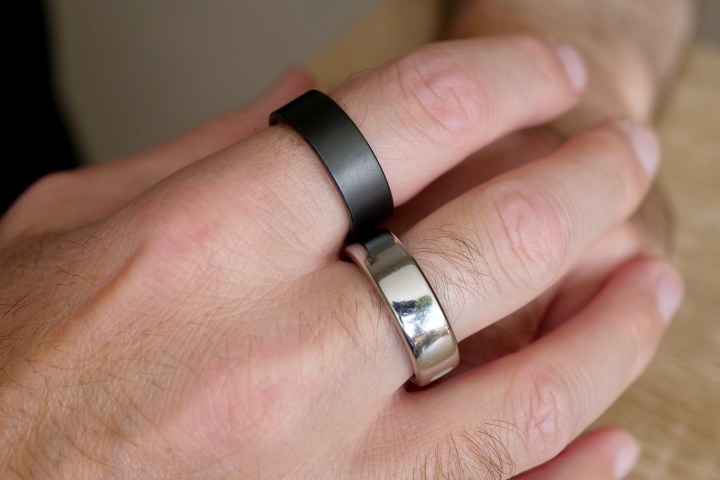 Uma pessoa usando o Ultrahuman Ring Air e o Oura Ring.