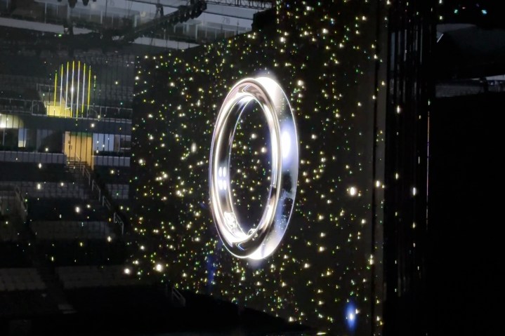 Uma foto do Samsung Galaxy Ring apresentada no Unpacked 2024.