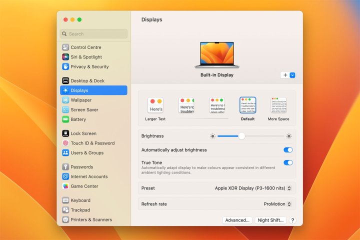 O aplicativo Configurações do sistema no macOS Ventura em um MacBook Pro, mostrando as configurações de exibição onde um usuário pode alterar a resolução da tela do Mac.