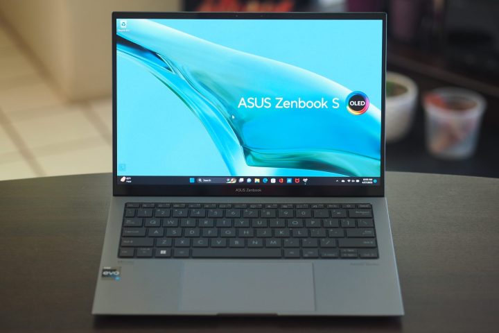 Vista frontal do Asus ZenBook S 13 OLED 2023 mostrando a tela e o teclado.