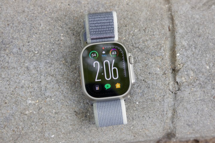 O Apple Watch Ultra 2 deitado no chão, mostrando o mostrador do relógio Modular Ultra.