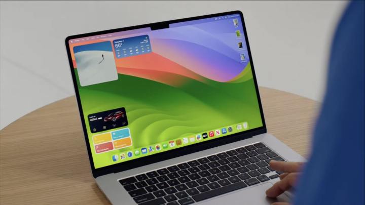 O MacBook Air de 15 polegadas da Apple em uma mesa, com o macOS Sonoma rodando na tela.