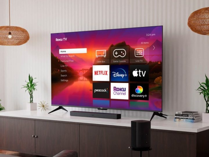 Uma TV Roku Smart Roku QLED 4K da série Class Plus de 75 polegadas pendurada na parede.
