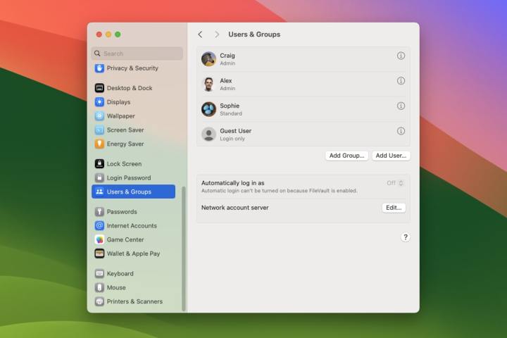 O aplicativo Configurações no macOS Sonoma mostrando uma lista de usuários em um Mac.