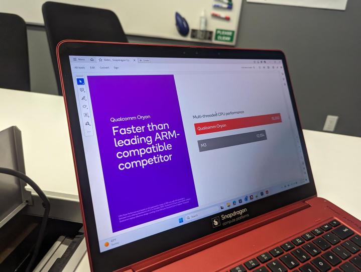 Um laptop de demonstração da Qualcomm com um slide mostrando comparações de desempenho.
