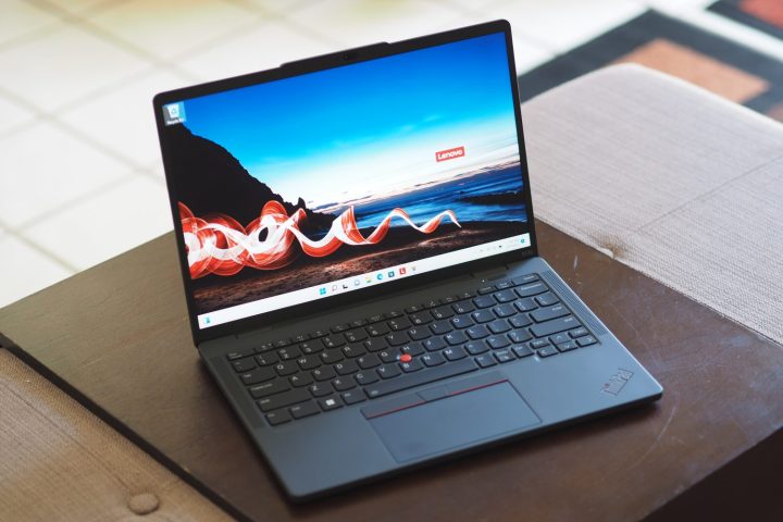 Lenovo ThinkPad x13S em uma mesa.