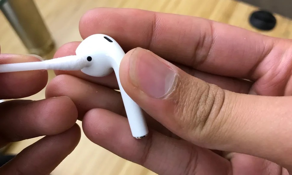 Limpando AirPods com cotonete