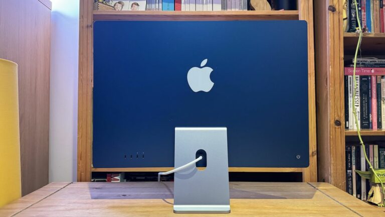 The 2023 M3 iMac on a wooden desk, showing the features of macOS Sonoma