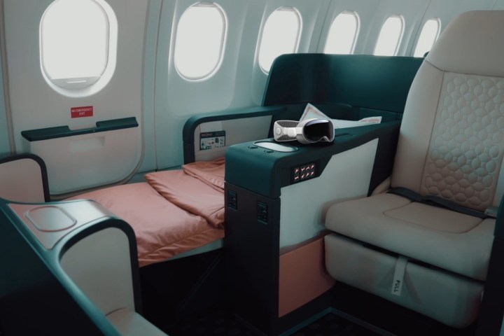 Um Apple Vision Pro está sobreposto a uma foto de acomodações de luxo da Beond Airlines.