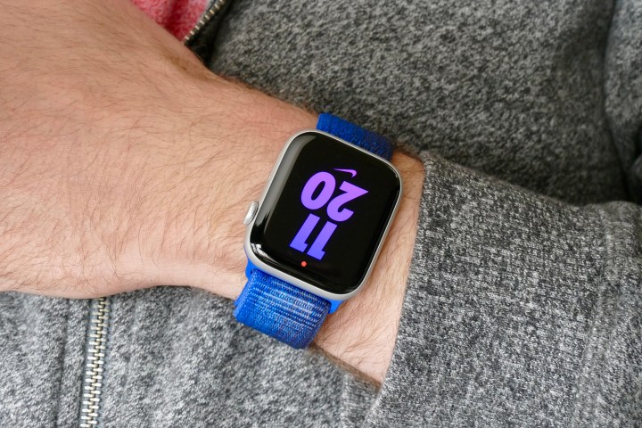 O Apple Watch SE 2 com mostrador Nike Bounce.
