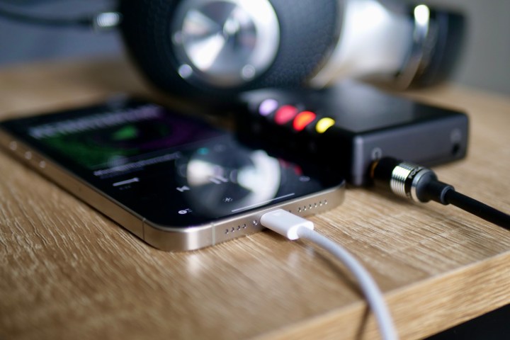 O iPhone 15 Pro Max com o Chord Mojo 2.