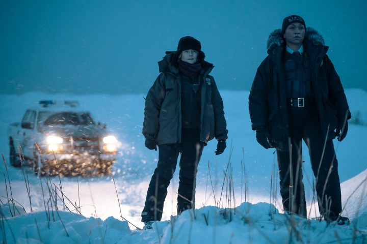 Jodie Foster e Kali Reis estão juntas na neve em True Detective: Night Country.