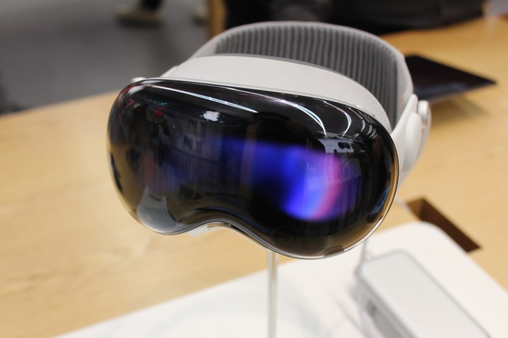 O visor frontal do Vision Pro em exibição em uma Apple Store.