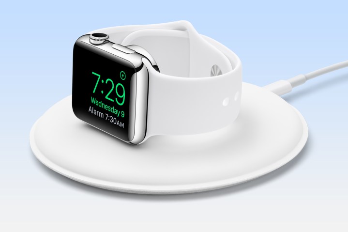 Um Apple Watch na base de carregamento magnético do Apple Watch.