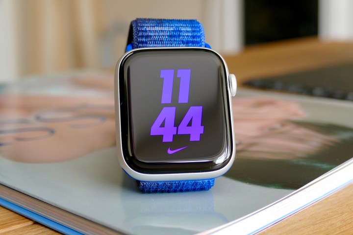 O Apple Watch SE 2 com mostrador Nike Bounce.