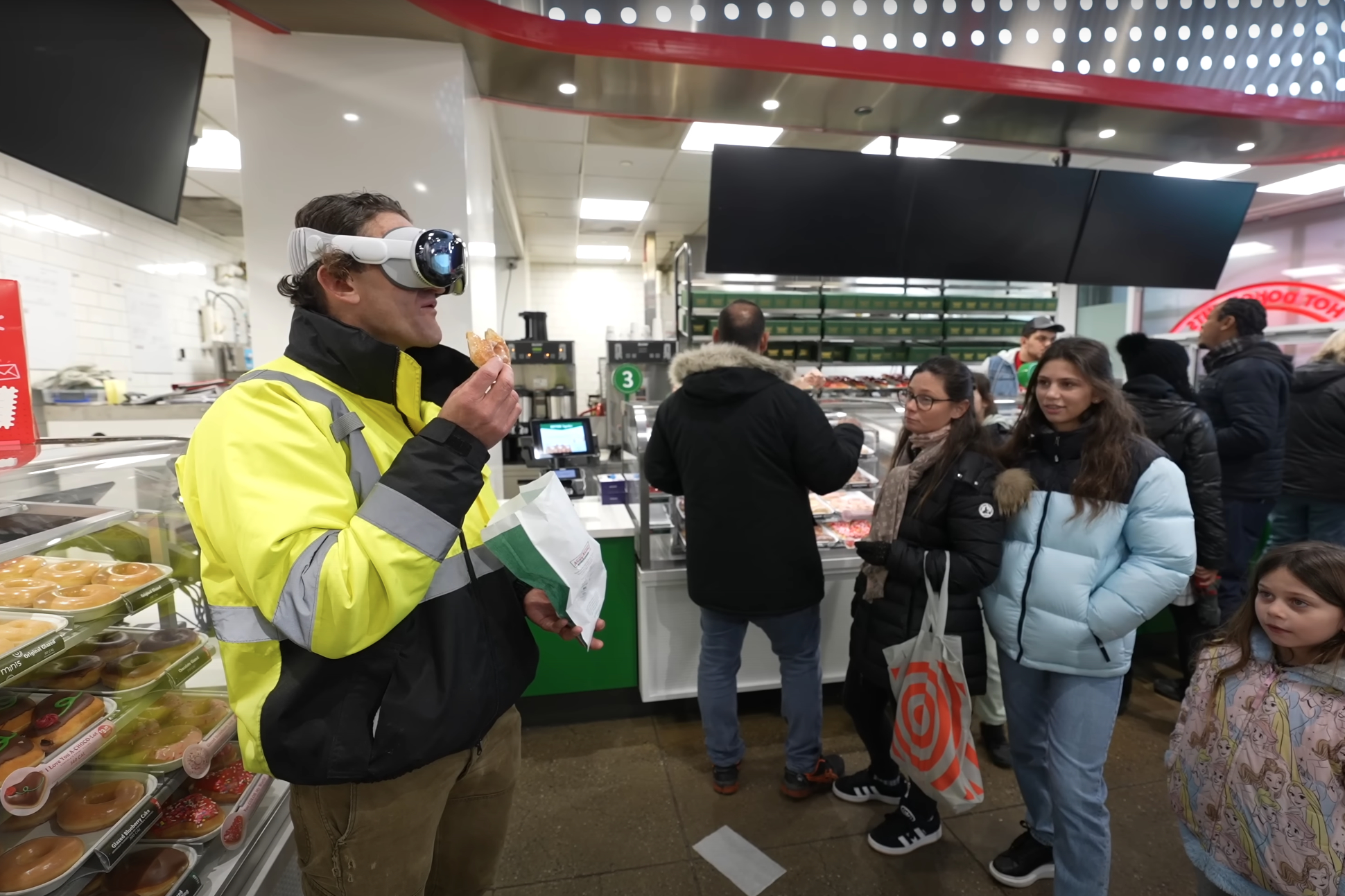 Casey Neistat usando um Apple Vision Pro em uma loja na cidade de Nova York.