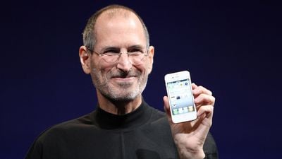 Steve Jobs segurando o iPhone 4