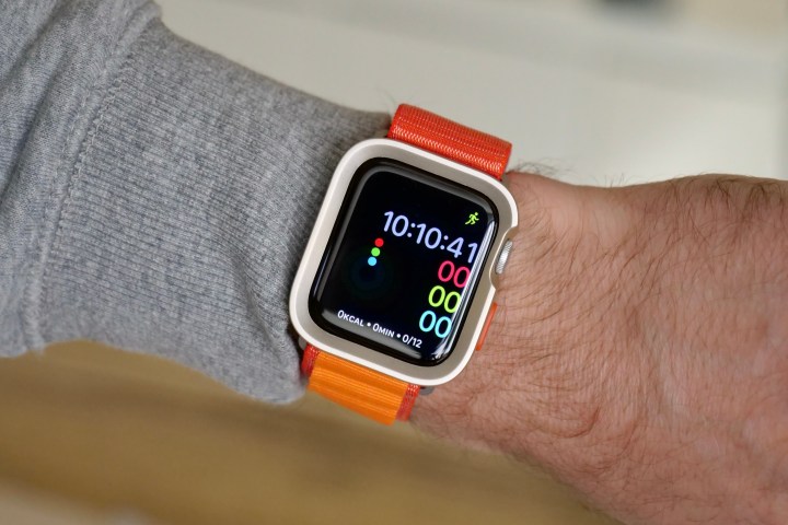 Apple Watch SE 2 com capa protetora e pulseira estilo Alpine Loop genérica.